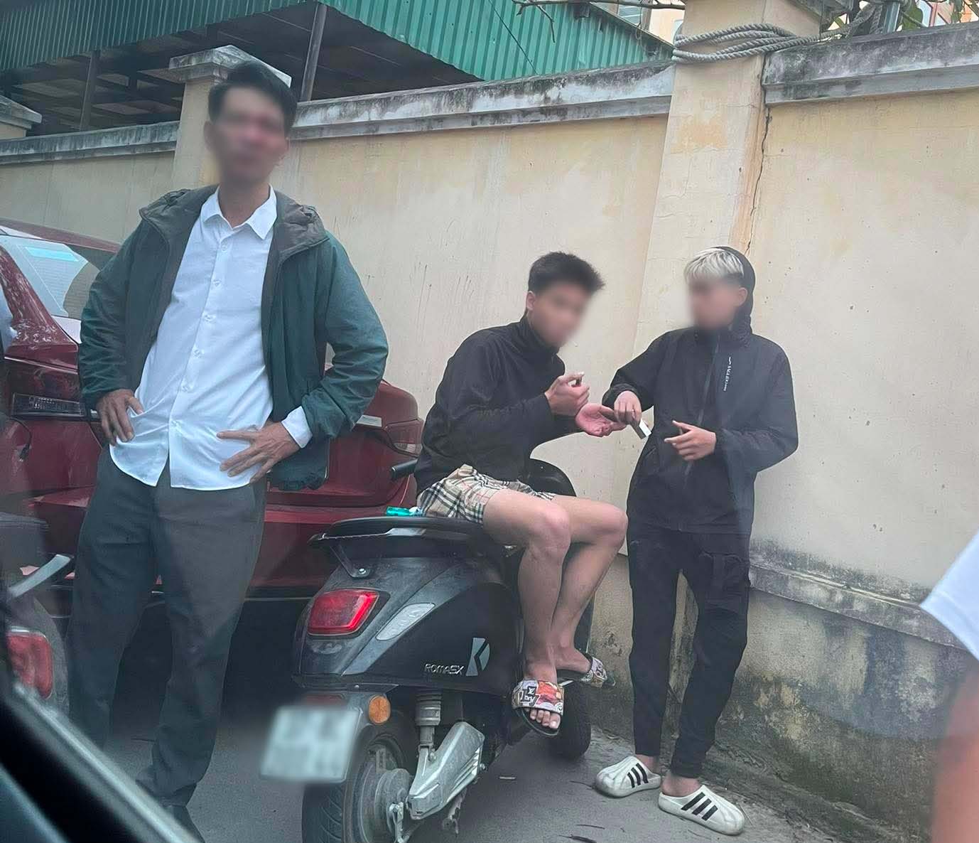 Người đàn ông bị nam thanh niên đánh vào vùng mặt sau khi xảy ra tranh cãi, dẫn đến xô xát (Ảnh chụp màn hình).