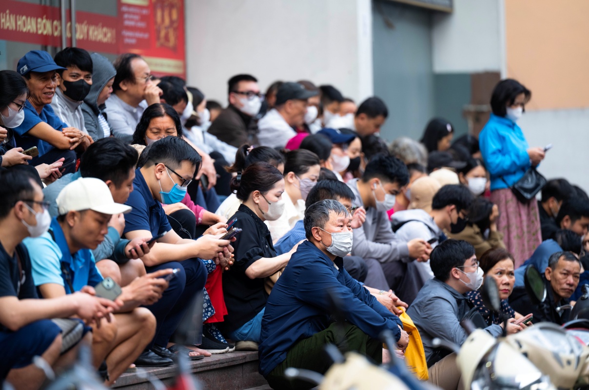 Xếp hàng từ sáng sớm, một người đàn ông cho biết hai vợ chồng tranh thủ lúc giá vàng giảm gom tiền tích góp và lương hai vợ chồng tháng vừa rồi để mua vàng trả nợ.