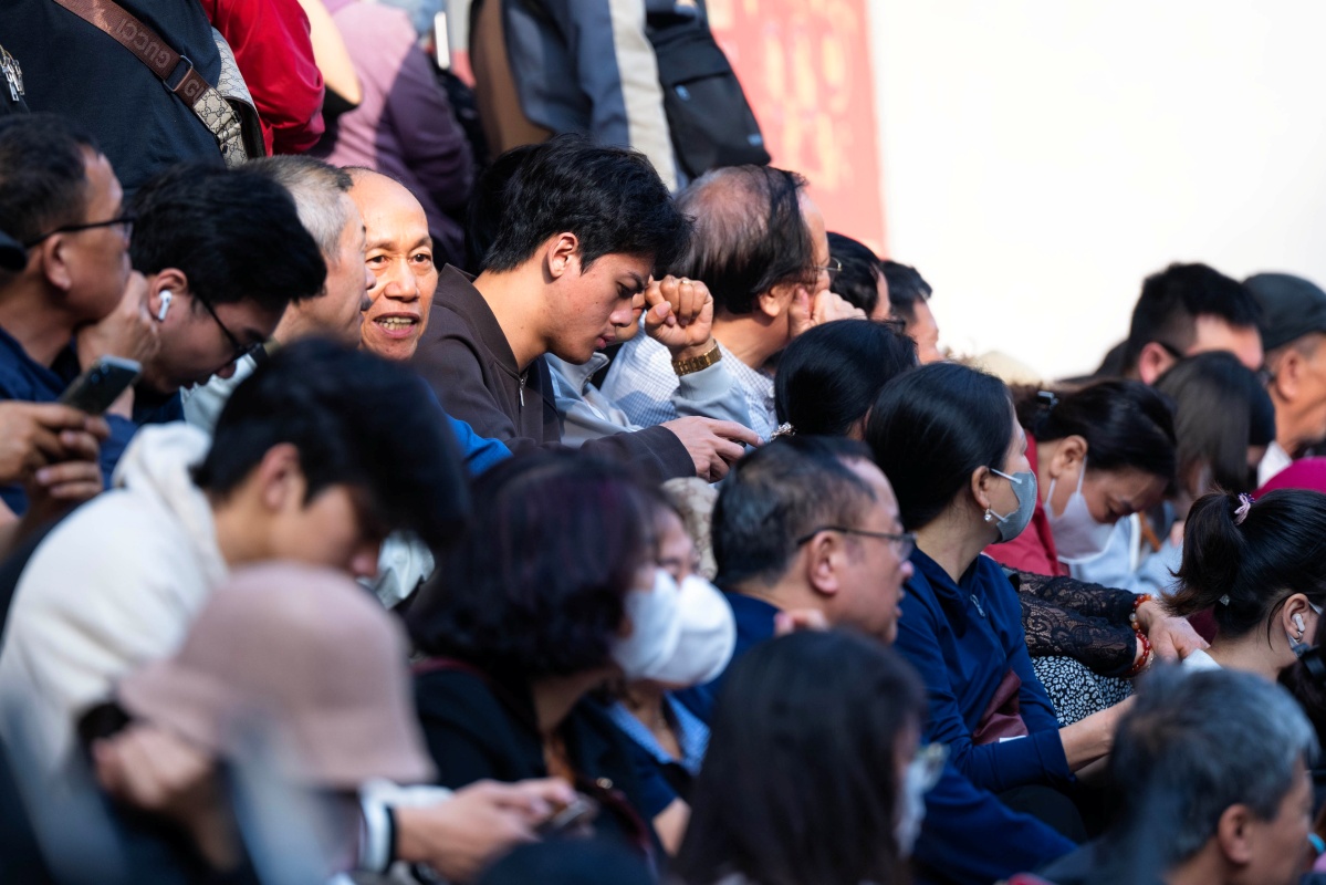 Cửa hàng vàng đông kín từ sớm, nhiều người trẻ tranh thủ ghé mua nhanh trước khi bắt đầu ngày làm việc.
