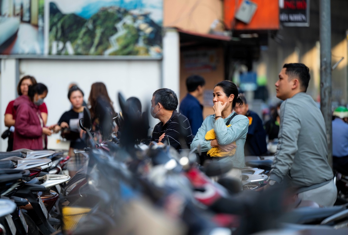 Cảnh lạ sáng sớm ở Hà Nội: Xếp hàng kín cầu thang mua vàng khi giá hạ, lo việc cưới xin cho con trai nên cố gắng chen chân