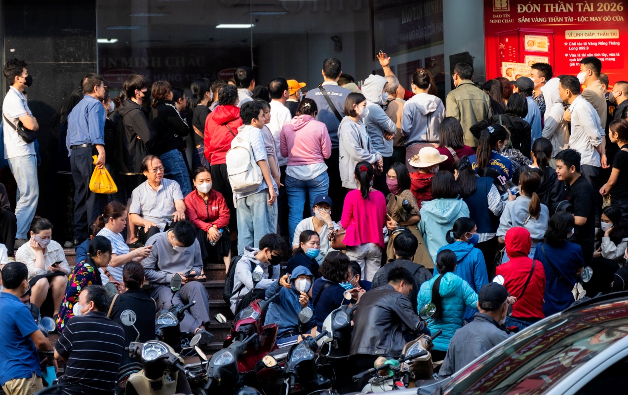 Nhiều người đã có mặt trước cửa tiệm vàng từ 3-4h sáng để chờ đợi