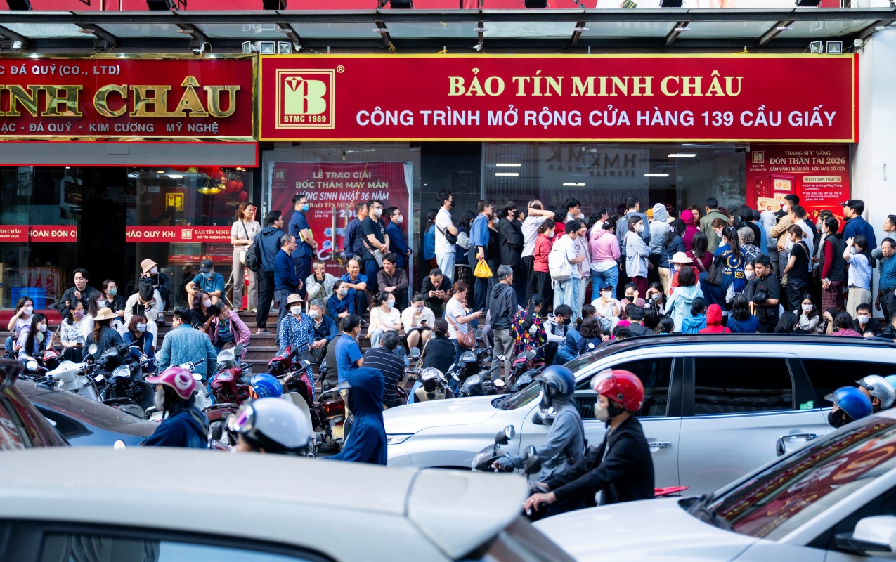 Nhiều người có mặt từ 6h sáng, kiên nhẫn chờ đợi giữa dòng người đông đúc để mua vàng tích trữ.
