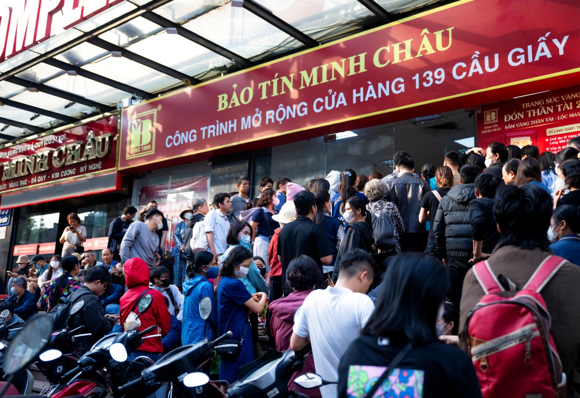Dòng người nối dài trước cửa hàng vàng trên phố Cầu Giấy, nhiều người phải chờ hàng giờ để mua được vàng.