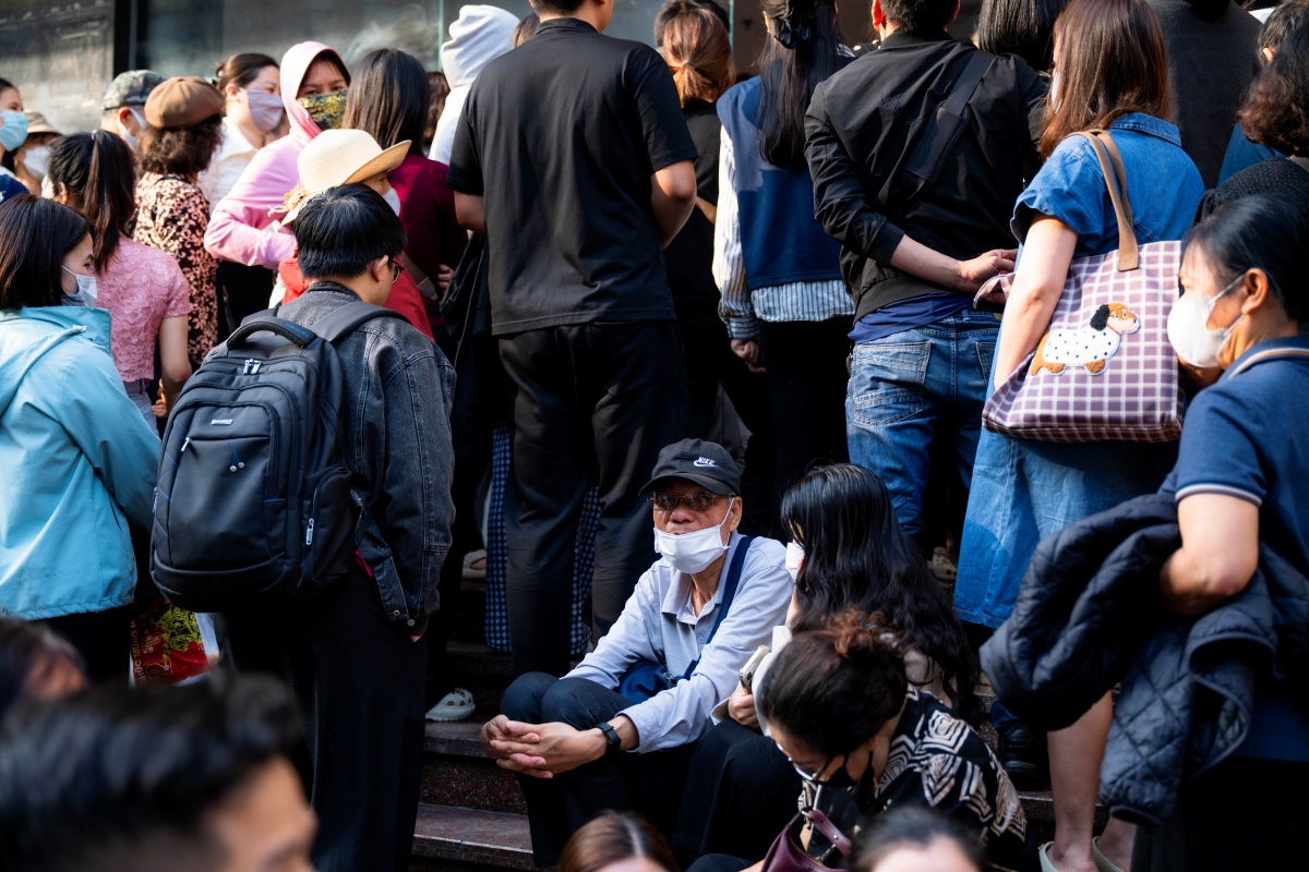 Khu vực bên ngoài các bậc thang dường như không còn chỗ trống, ai cũng cố gắng chen chân xếp hàng để có thể mua được vàng sớm