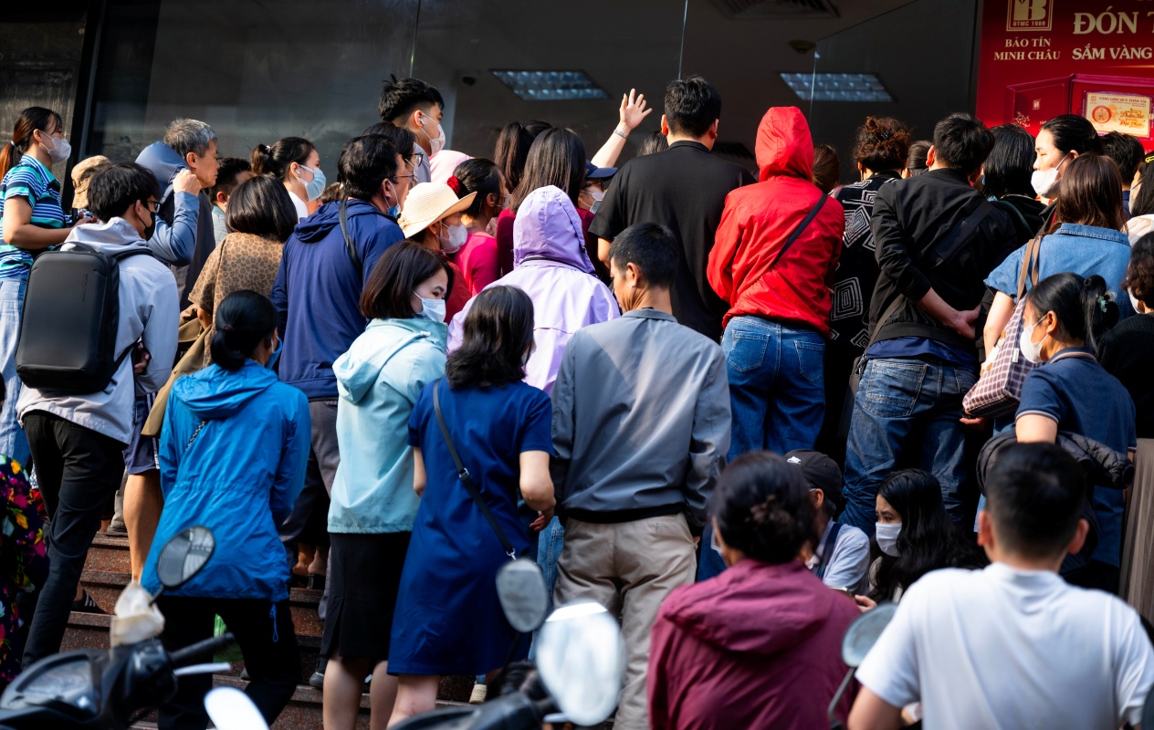 Dòng người đông đúc từ ngoài vào trong, nhiều người chờ hàng giờ để mua vàng tích trữ, lo việc cưới xin.