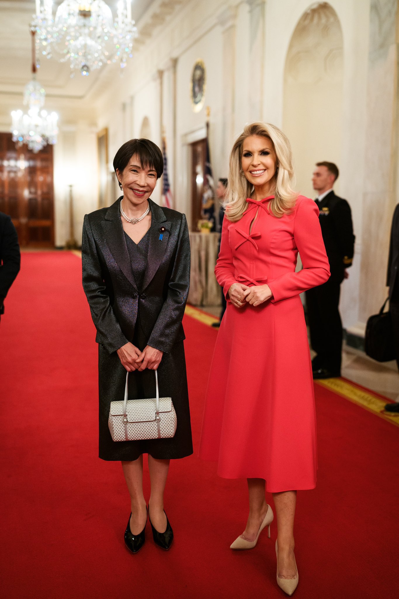 Chiếc túi từ thương hiệu Nhật được bà Takaichi lựa chọn làm bạn đồng hành trên đất Mỹ (Ảnh @monicacrowley).