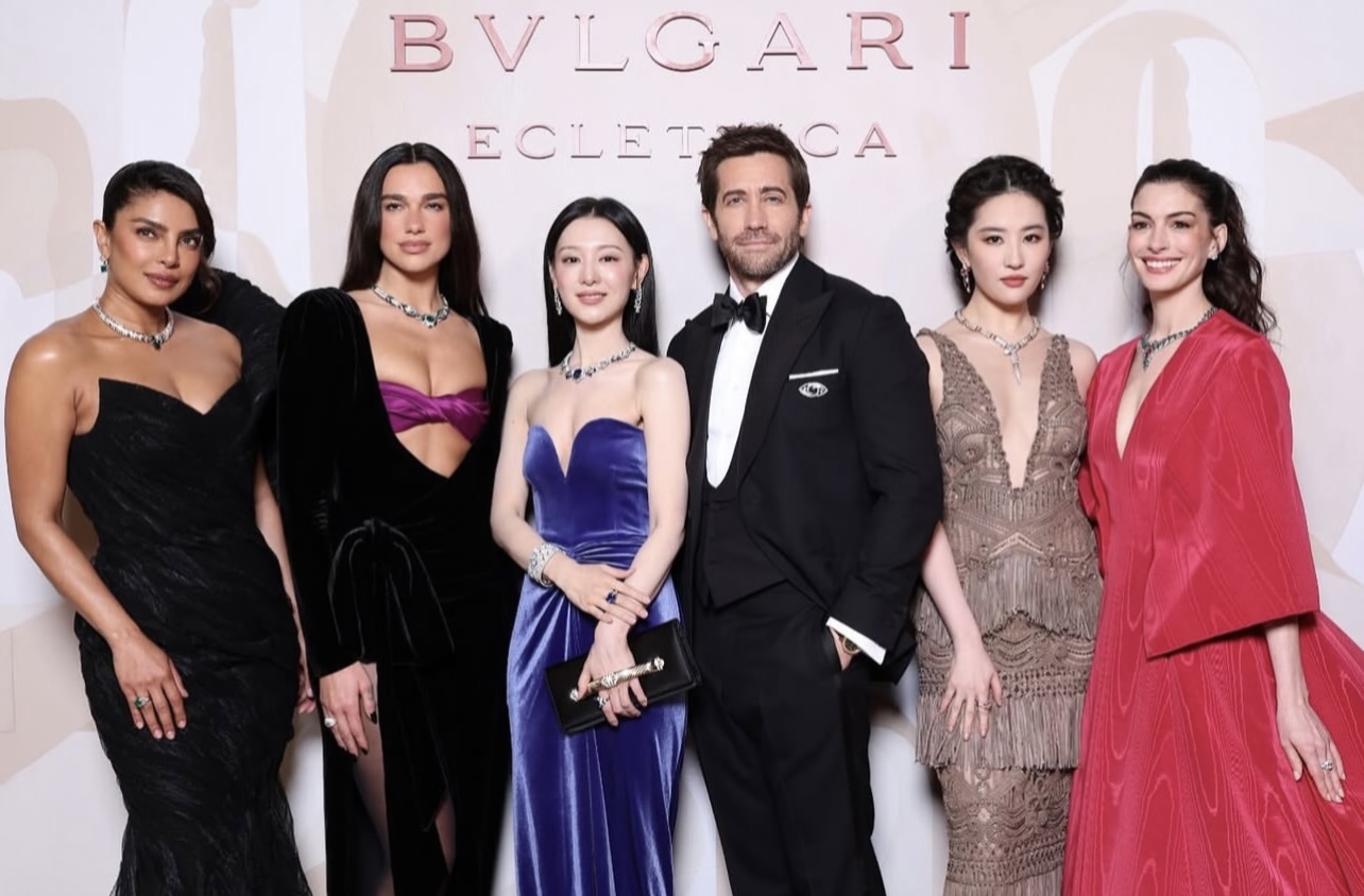 Minh tinh xứ Hàn được ưu ái đứng center tại bức ảnh, vượt mặt cả Lưu Diệc Phi và Anne Hathaway. (Nguồn: Instagram)