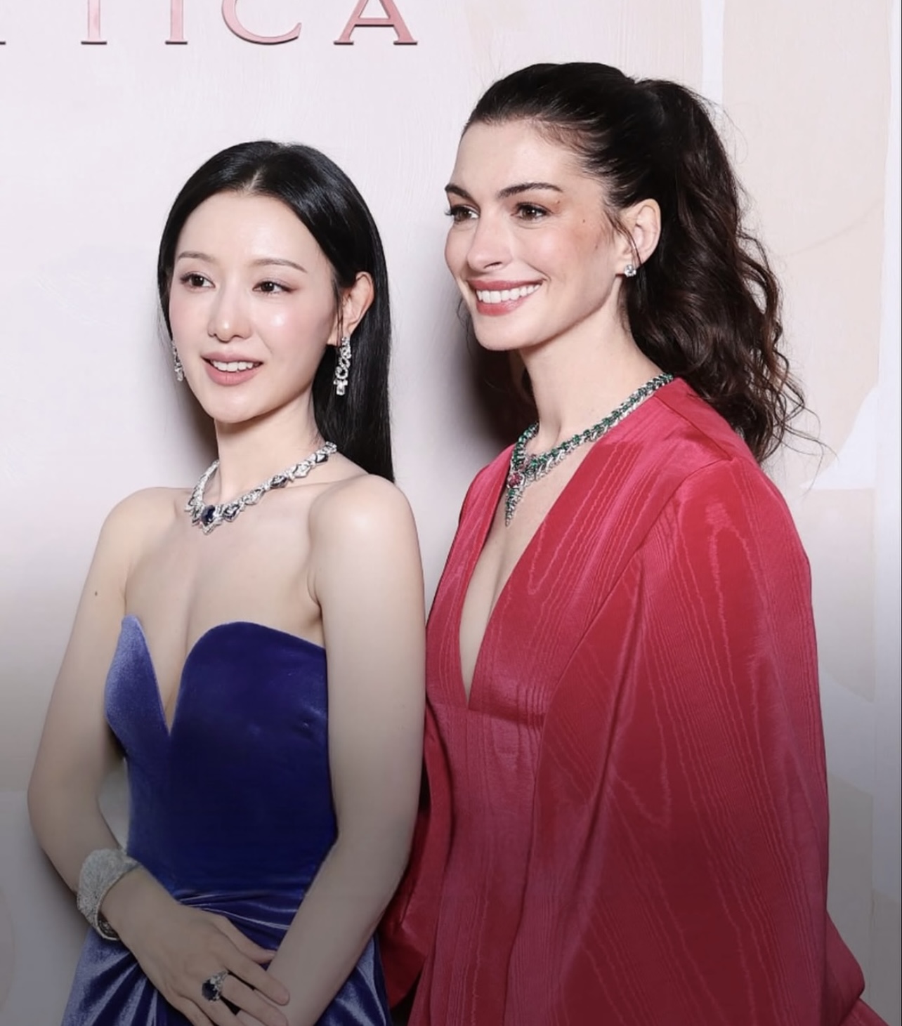 Khung hình đọ sắc xinh đẹp, sang trọng và quyền lực của Kim Ji Won và Anne Hathaway. (Nguồn: Instagram)