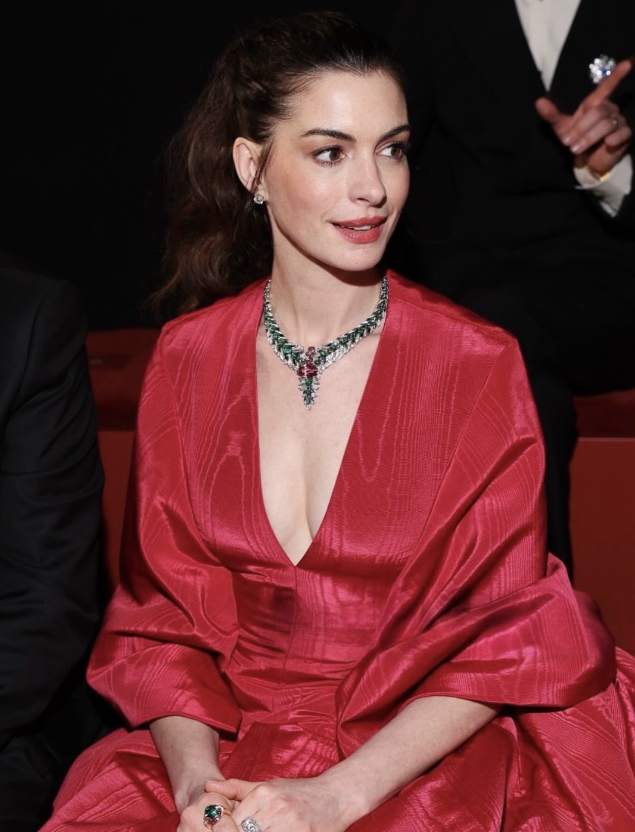 Anne Hathaway nổi bật với sắc đỏ rực rỡ tại event. (Nguồn: Instagram) 
