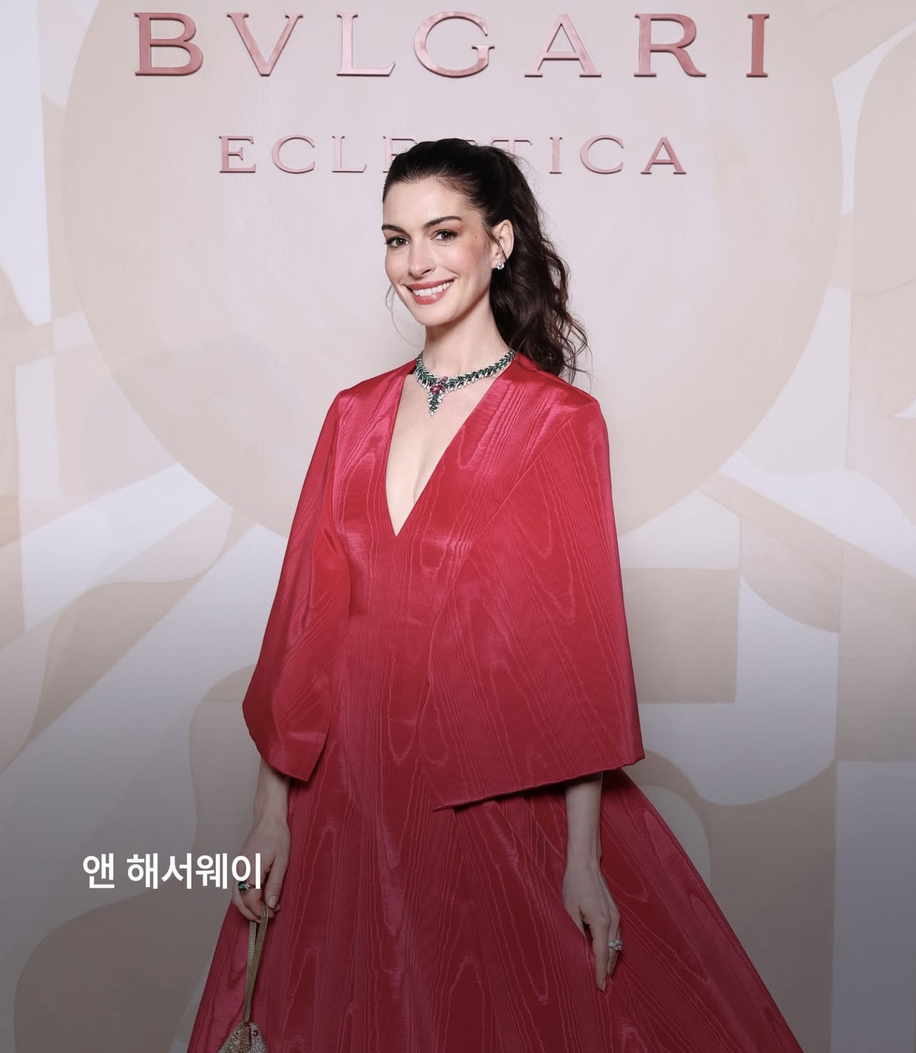 Kim Ji Won gầy rộc, vượt mặt Lưu Diệc Phi và Anne Hathaway lên đứng center tại event BVLGARI