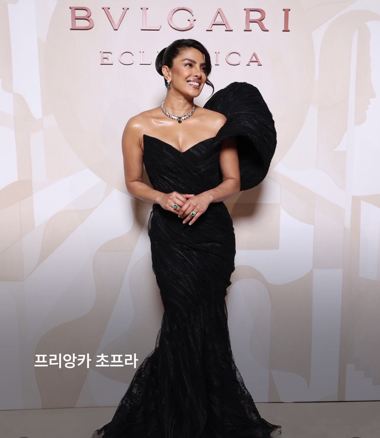 Priyanka Chopra khoe sắc quyến rũ với thiết kế váy đuôi cá. (Ảnh: Instagram)