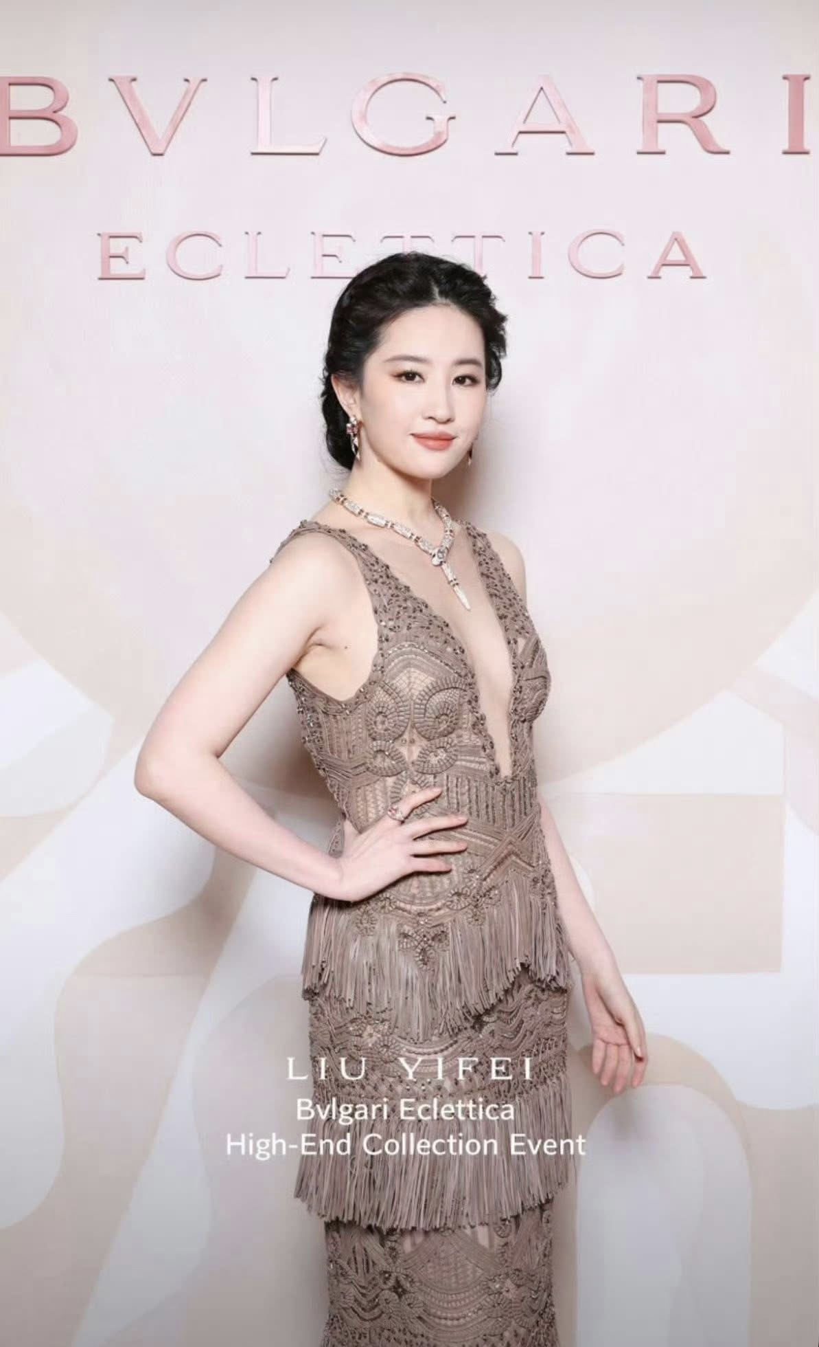 Kim Ji Won gầy rộc, vượt mặt Lưu Diệc Phi và Anne Hathaway lên đứng center tại event BVLGARI