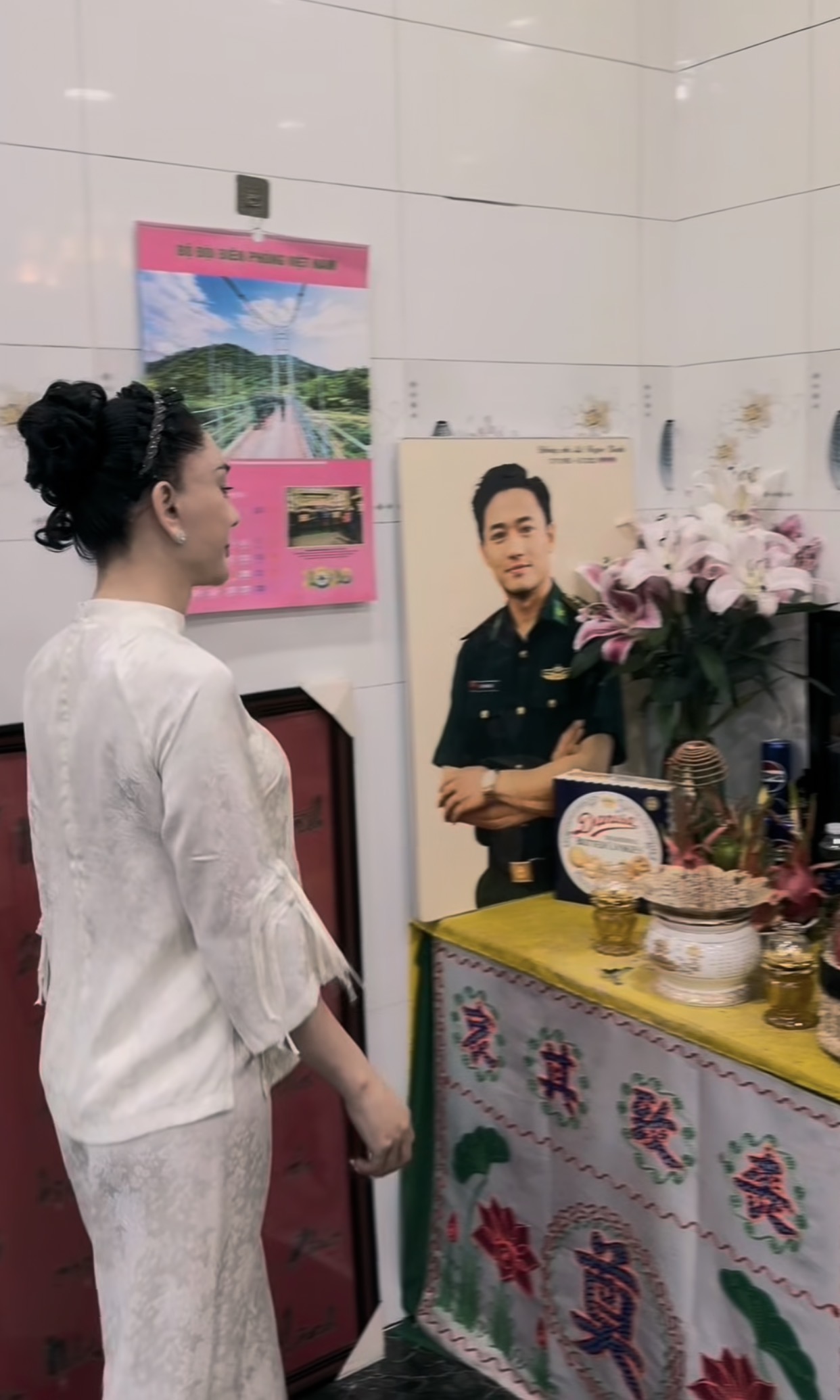 Lâm Khánh Chi xuống nhà của Quý Bình thắp nén hương cho nam diễn viên quá cố