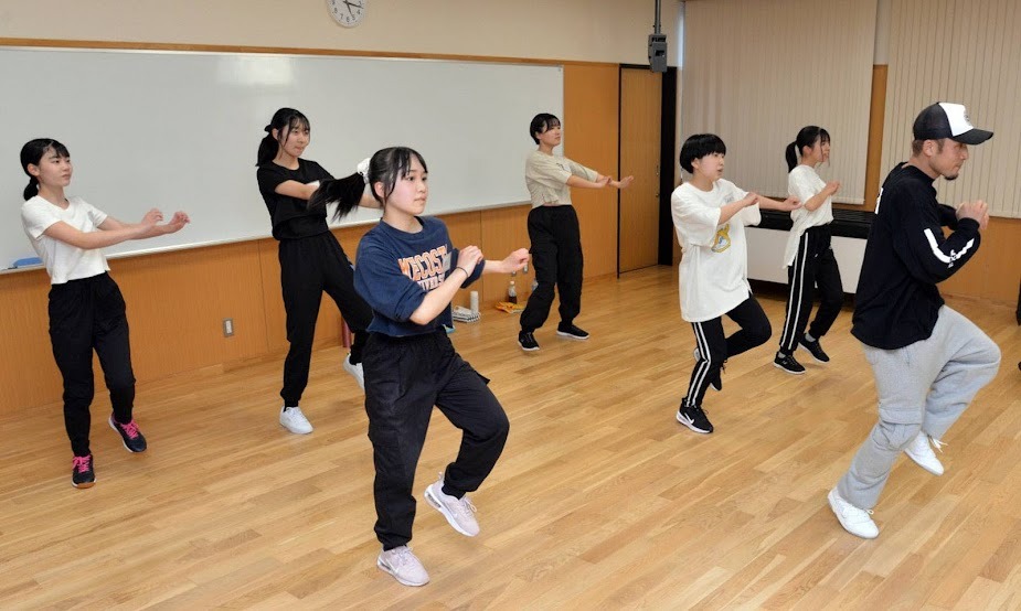 Thanh thiếu niên luyện tập để trở thành idol. Ảnh minh họa