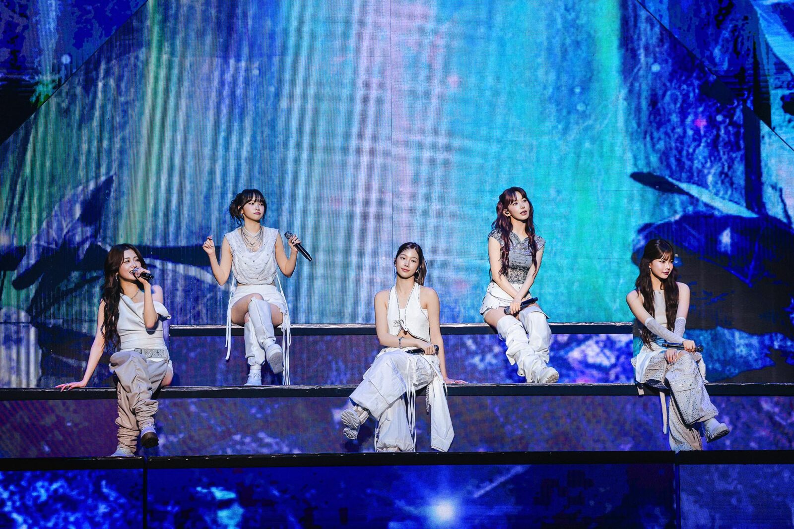 Khoảng cách về doanh số lẫn độ phủ sóng giữa LE SSERAFIM với aespa, IVE, thậm chí cả NewJeans đang ngày càng rõ rệt (Ảnh: X)