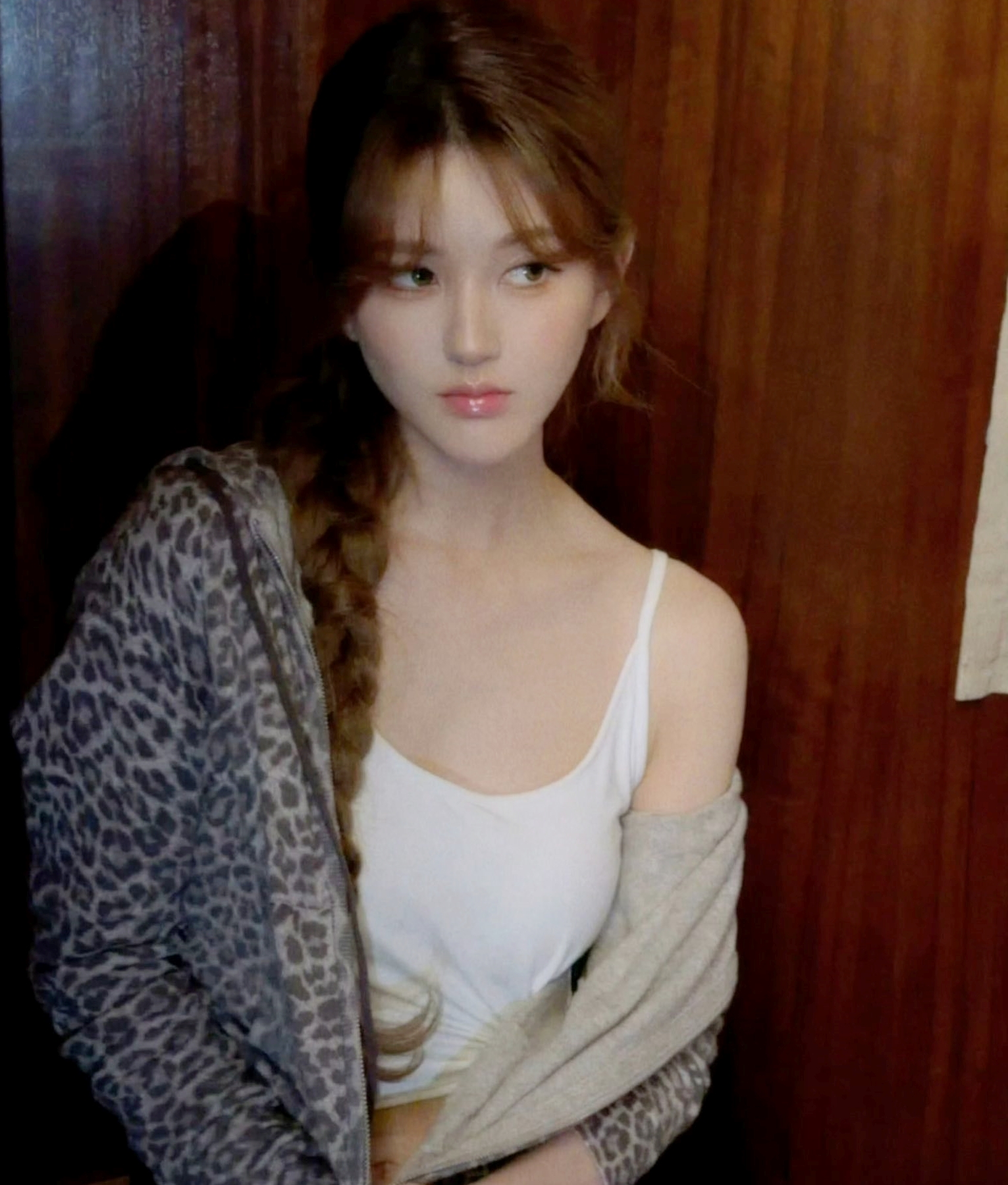 Hiện tại, Triệu Lộ Tư chỉ có thể livestream trò chuyện với fan, hoạt động như một hot girl mạng