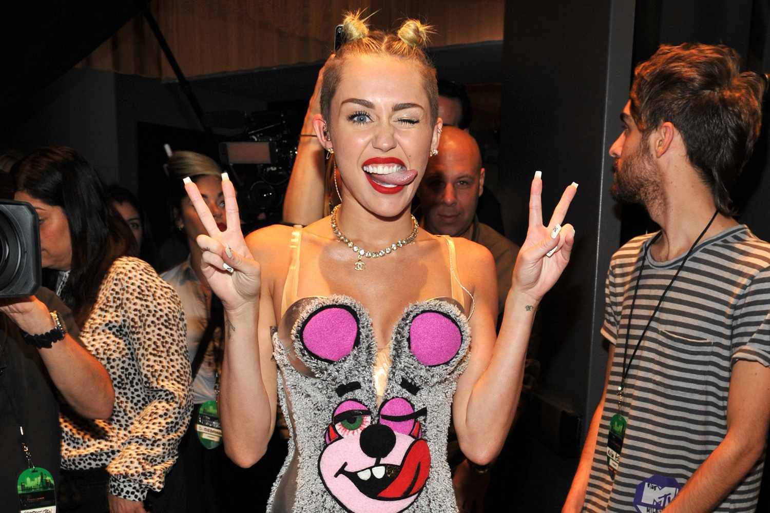 Miley Cyrus từng có thời nổi loạn để thoát khỏi hình tượng Hannah Montana ngoan hiền. Ảnh: X