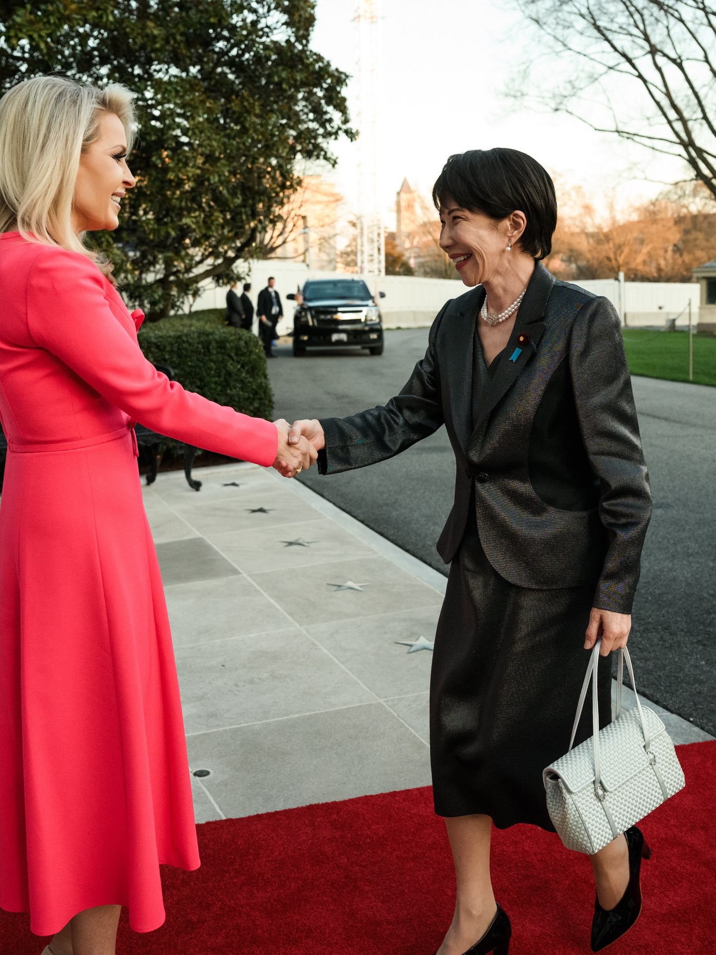 Phong cách thời trang của Thủ tướng Nhật Bản Sanae Takaichi khi đến Nhà Trắng được công chúng chú ý (Ảnh @monicacrowley).