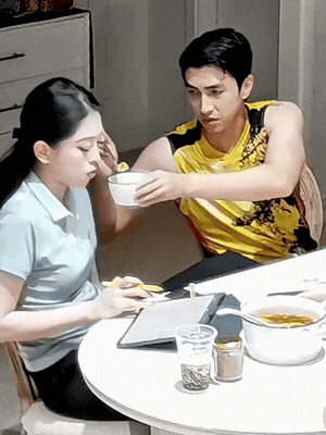 Bình An ân cần chăm sóc khi Phương Nga chăm chú làm việc 