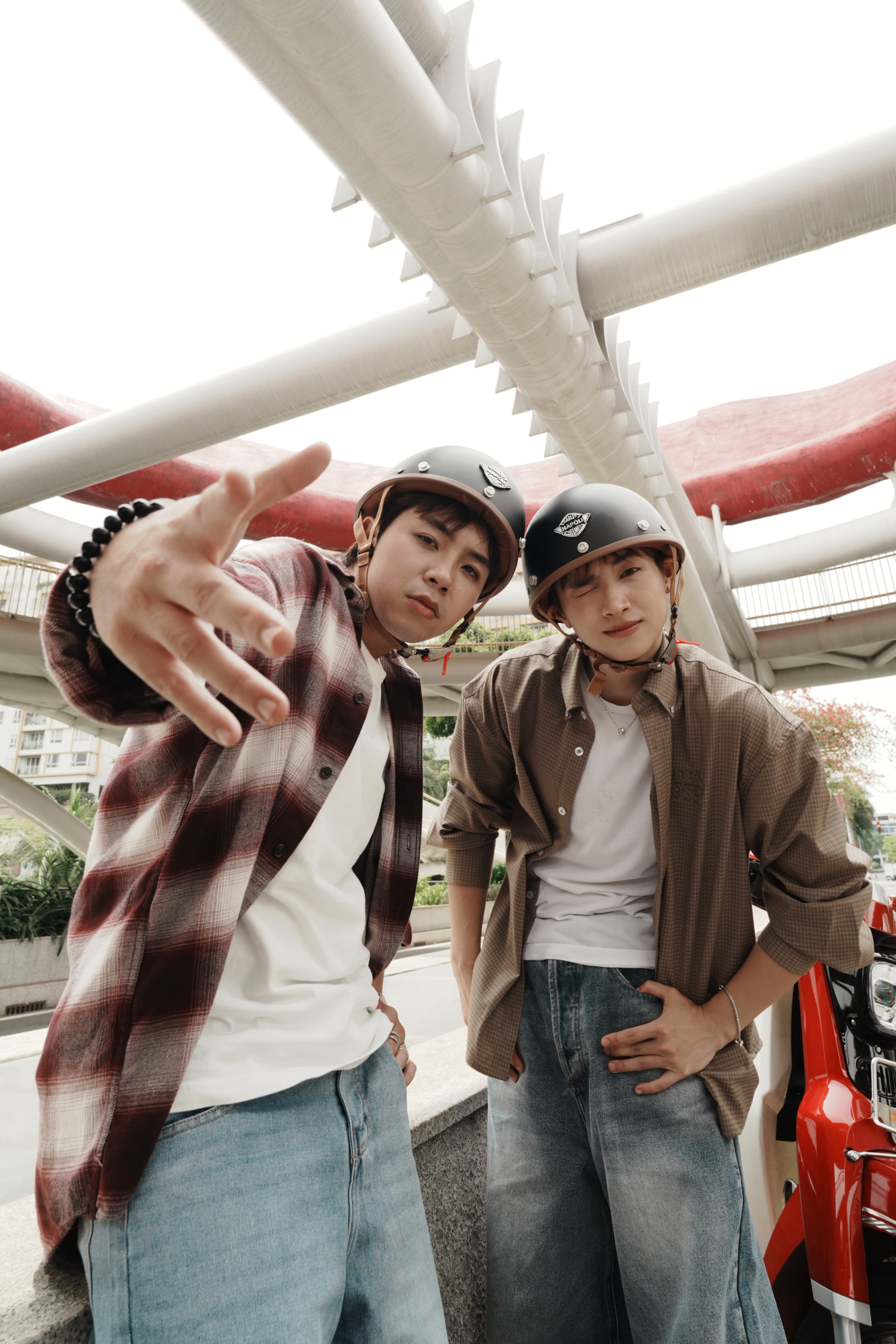 MV VI VU được đầu tư khá đơn giản, chủ yếu là những cảnh quay Mason Nguyễn và CONGB luân phiên cầm tay lái, đưa nhau đi “bon bon” khắp thành phố