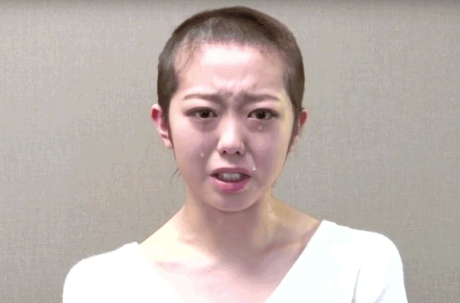 Minegishi Minami từng phải cạo đầu xin lỗi vì hẹn hò. Ảnh: Koreaboo