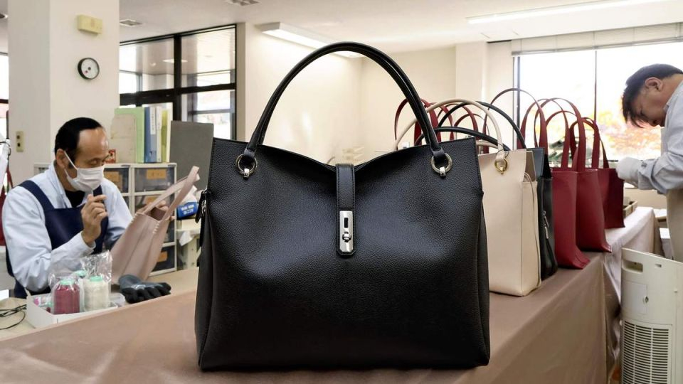 Chiếc túi Grace Delight được gọi là Sanae Tote nhờ hiệu ứng viral của Thủ tướng (Ảnh THE YOMIURI SHIMBUN).