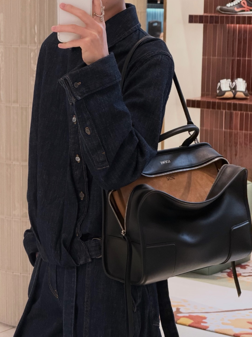 Túi có 3 size và size được nhiều người săn lùng nhất là size lớn. Ảnh: Instagram 