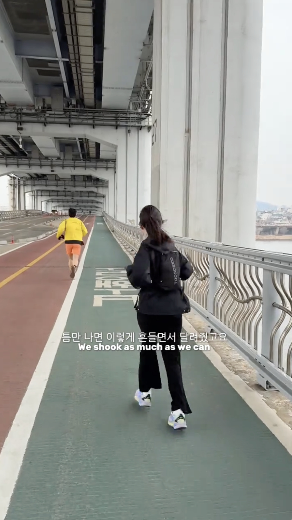 Nhiều nhóm bạn trẻ ở nước ngoài cũng bắt đầu thực hiện thử thách này. Ảnh: @good.food.gang, @mssamsisekki