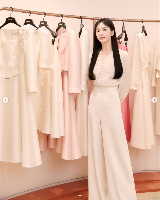 Song Hye Kyo vừa chính thức lộ diện sau khi bị tố làm tan nát cuộc hôn nhân với Song Joong Ki. Trước ống kính, nữ diễn viên gây sốt nhờ visual xinh đẹp, cuốn hút. Ảnh: Naver