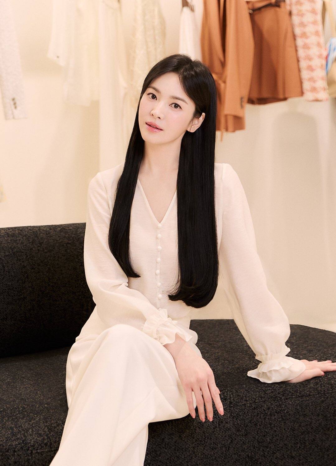 Làn da trẻ trung, căng bóng cùng layout makeup nhẹ nhàng càng góp phần làm tôn lên visual không tuổi của nữ diễn viên Hậu Duệ Mặt Trời. Ảnh: Naver