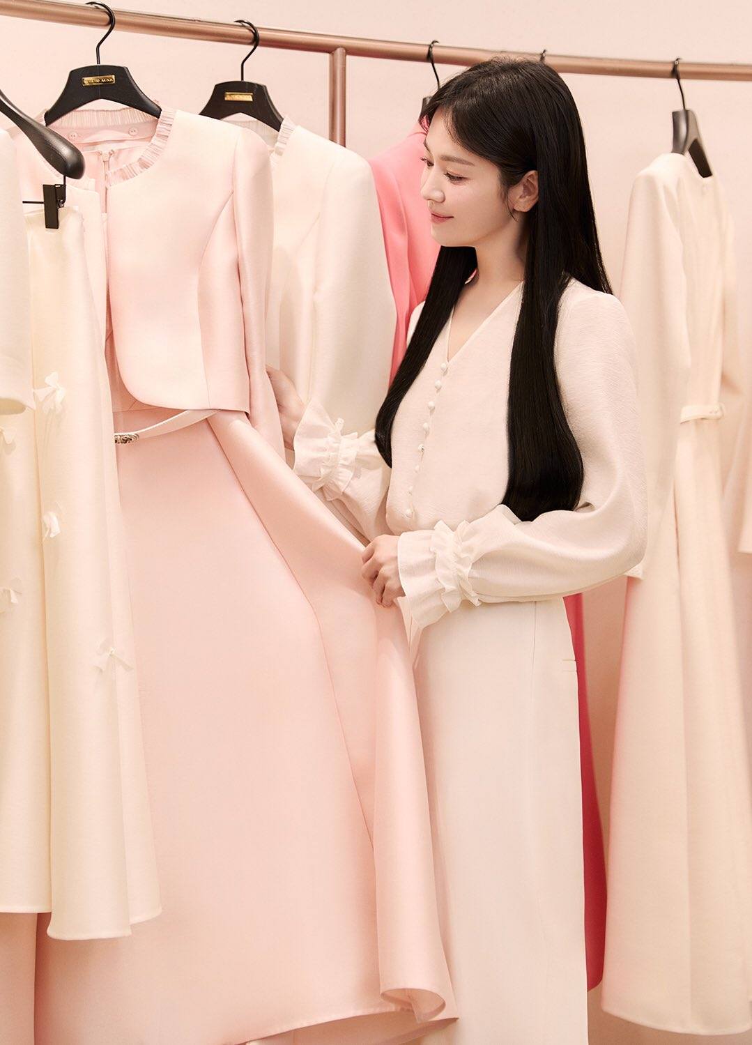 Song Hye Kyo lộ diện sau khi bị tố phá hỏng hôn nhân với Song Joong Ki, một chi tiết khiến cả MXH bàn tán