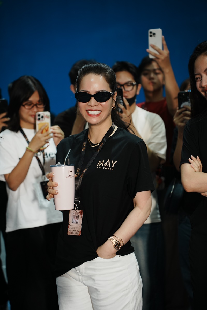 Minh Hằng đã làm gì với gương mặt của mình vậy?