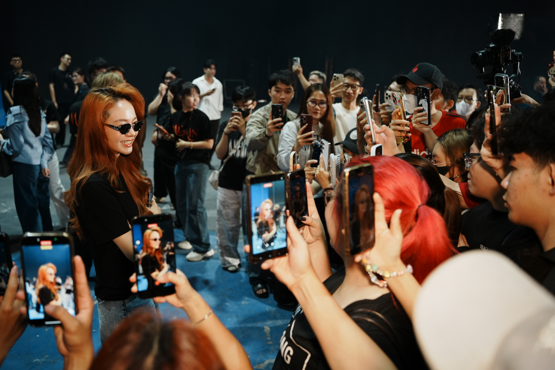 Minh Hằng đã làm gì với gương mặt của mình vậy?