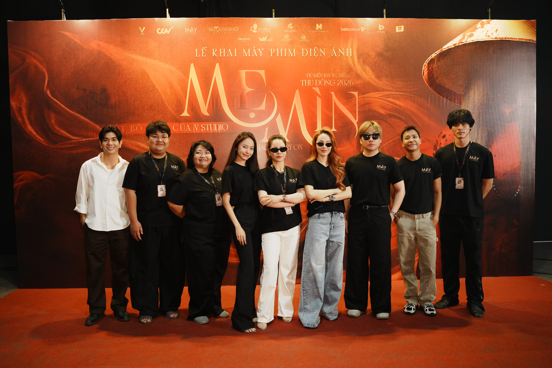 Minh Hằng đã làm gì với gương mặt của mình vậy?