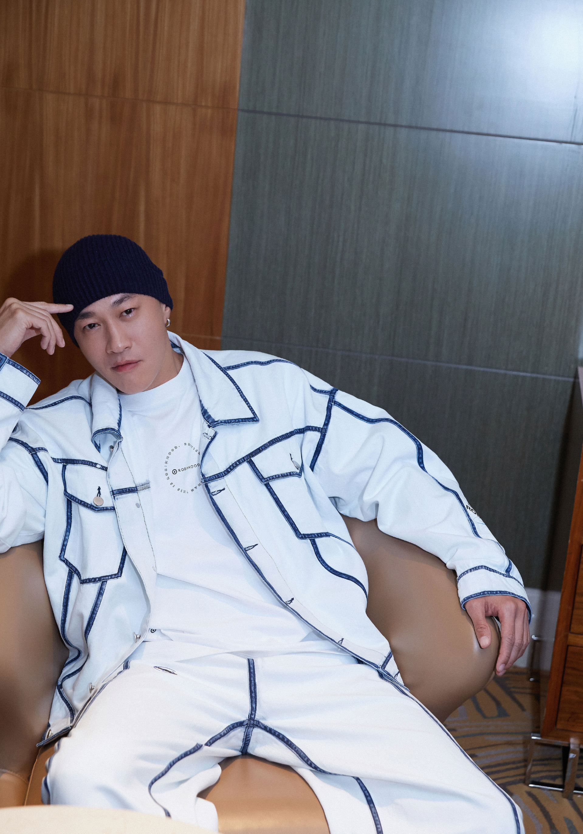               Ngoại hình trẻ trung, nam tính, phong trần của Hà Nhuận Đông ở tuổi 51. Ảnh: Weibo.         