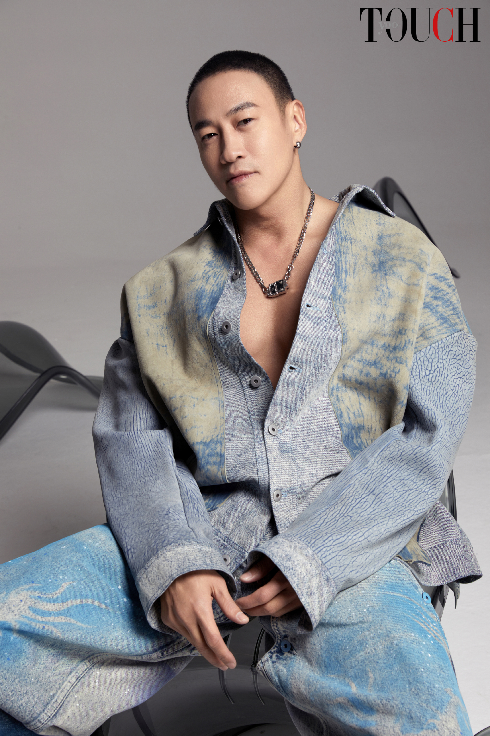 Ngoại hình trẻ trung, nam tính, phong trần của Hà Nhuận Đông ở tuổi 51. Ảnh: Weibo. 