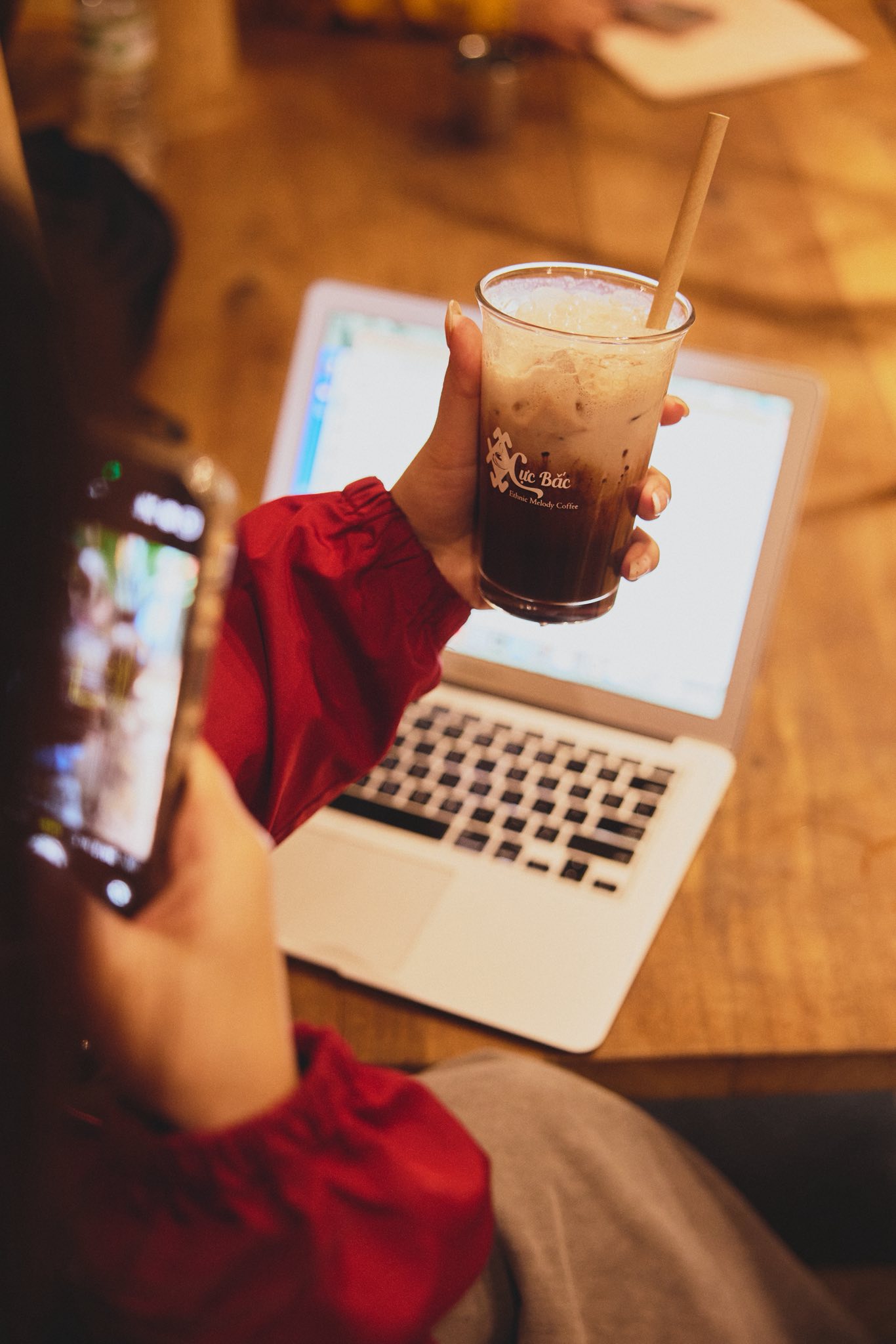 Ông đã hỗ trợ cho gia đình kinh doanh cà phê và homestay