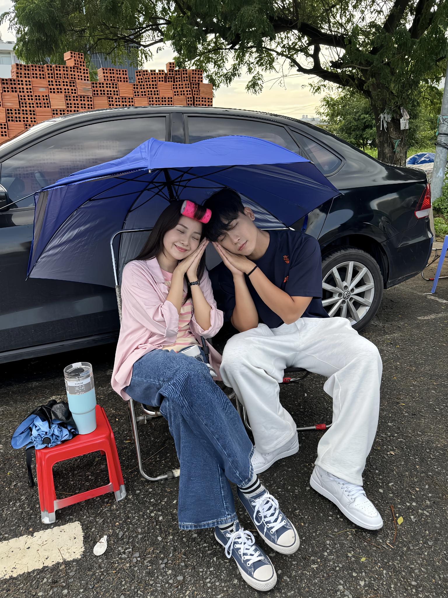 Nhiều khán giả nhận xét rằng loạt cử chỉ thân mật giữa 2 diễn viên làm nghi vấn hẹn hò càng trở nên có cơ sở