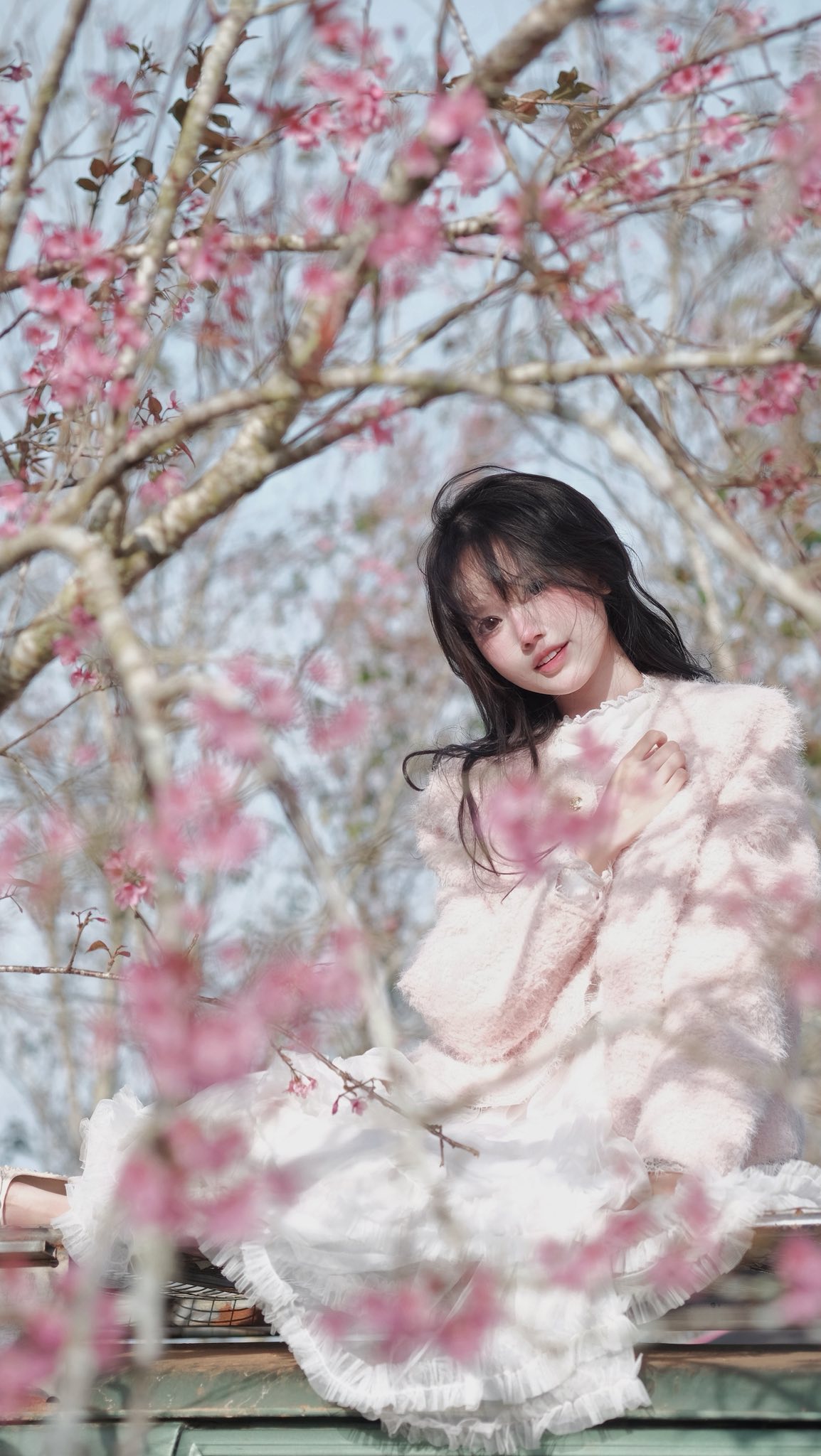 Được bố mẹ tặng ô tô hơn 2 tỷ vì đạt 2 triệu follower, cô gái Hà Nội chi thêm 14 triệu mua hoa tươi decor lễ nhận xe