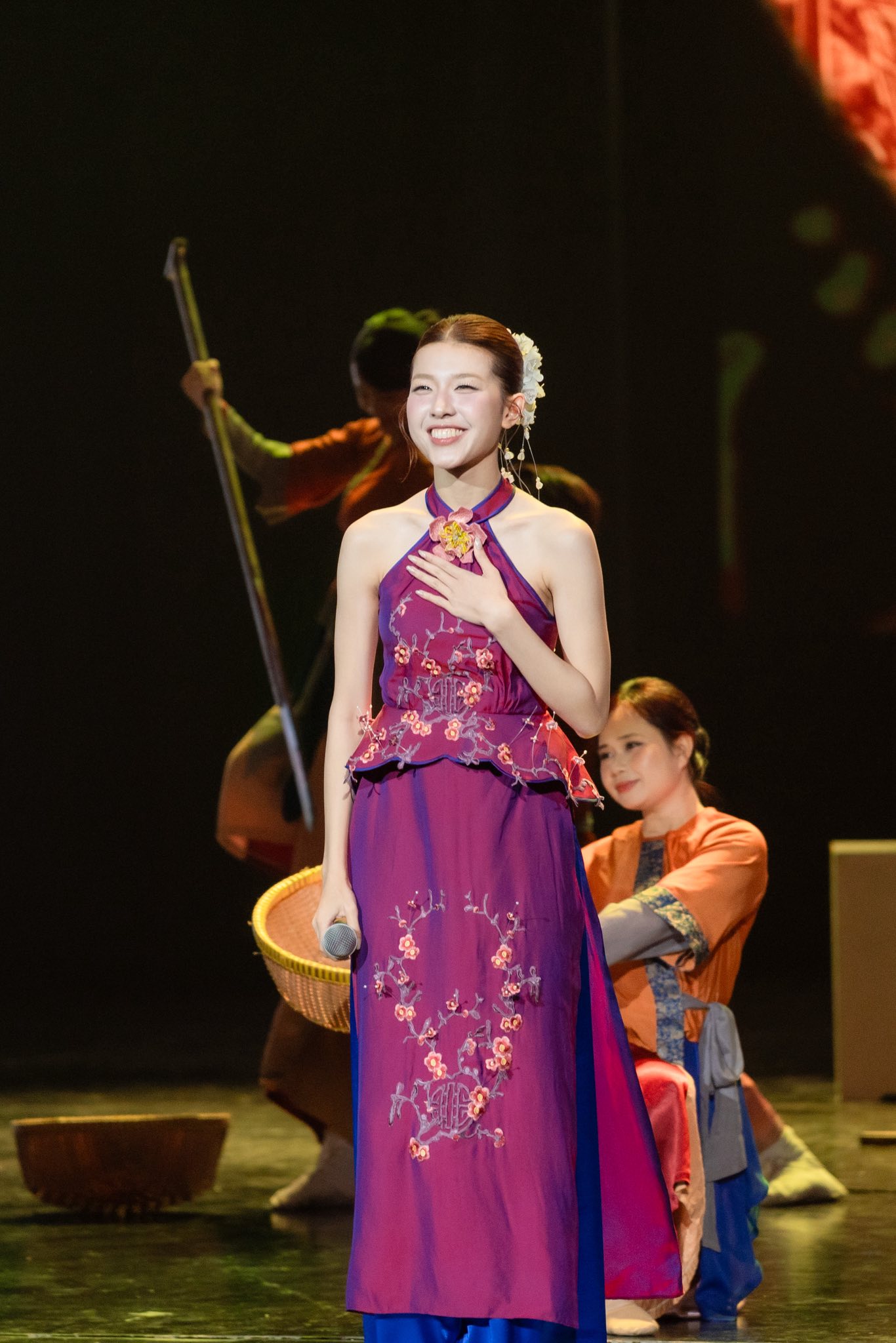 Nữ ca sĩ giữ thần sắc vui vẻ, hoàn thành tốt tiết mục trình diễn 