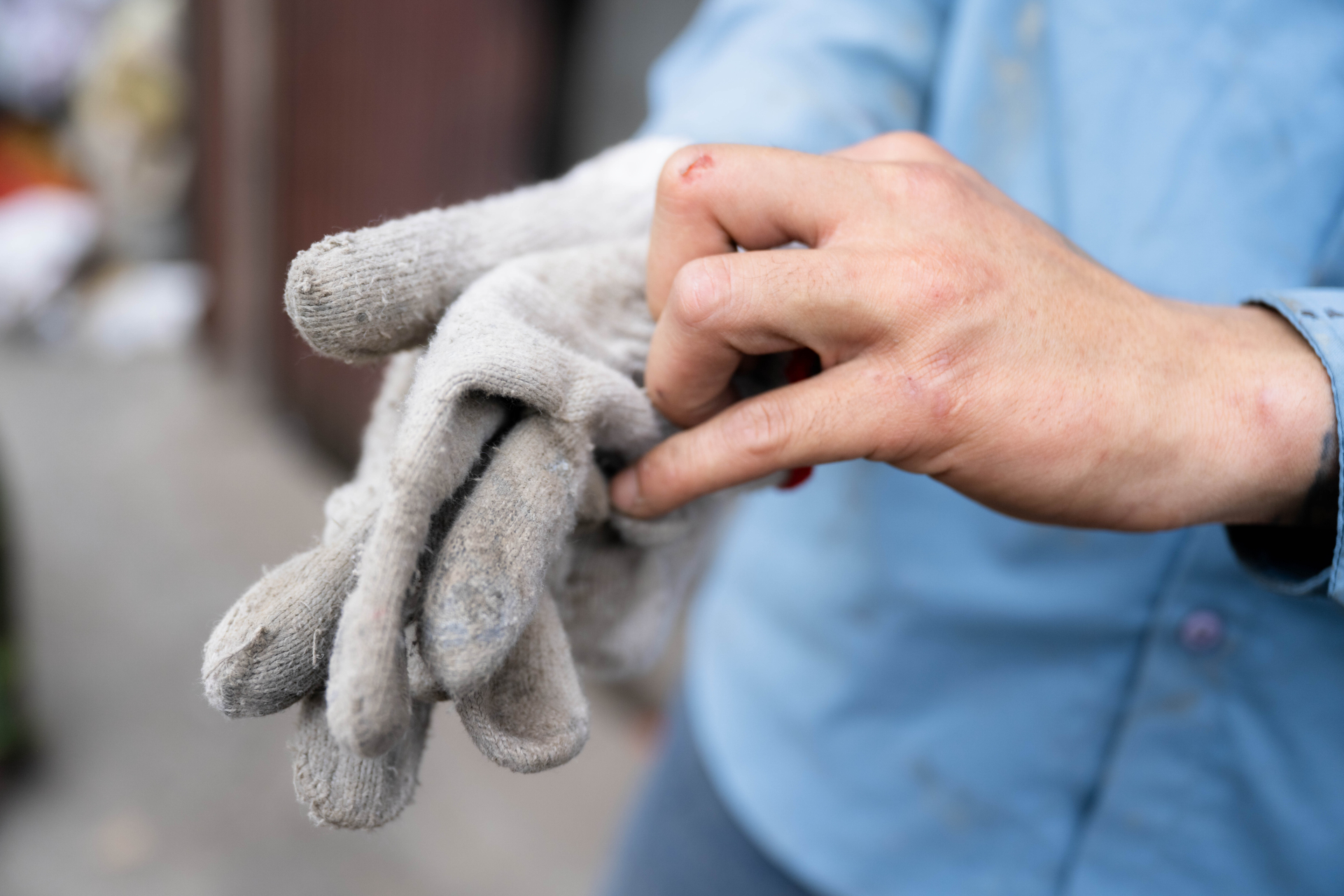 Bàn tay anh đầy những vết chai sần và vết thương (Ảnh: Như Hoàn)