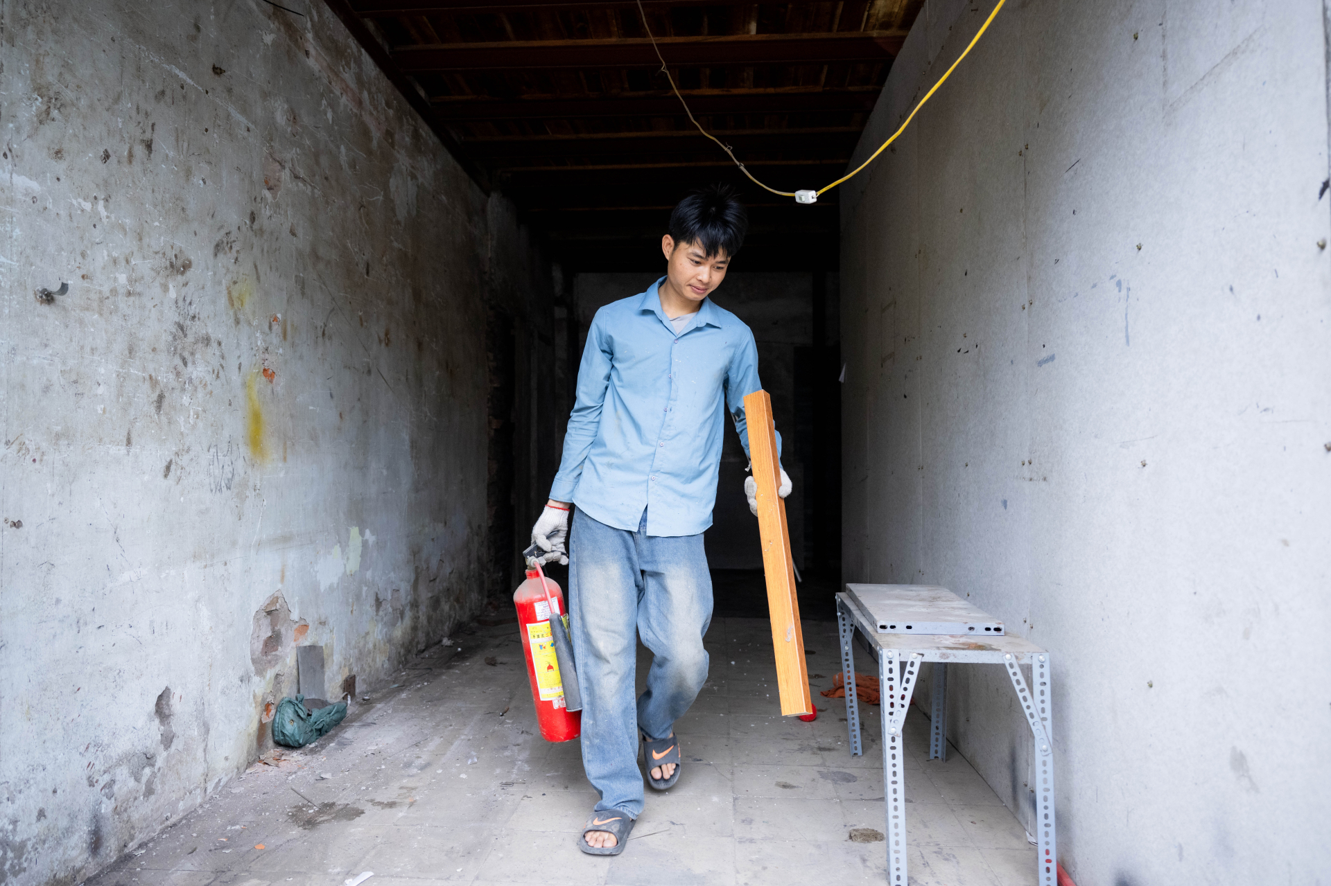 Anh Dũng vẫn tiếp tục những công việc thường ngày của mình (Ảnh: Như Hoàn)