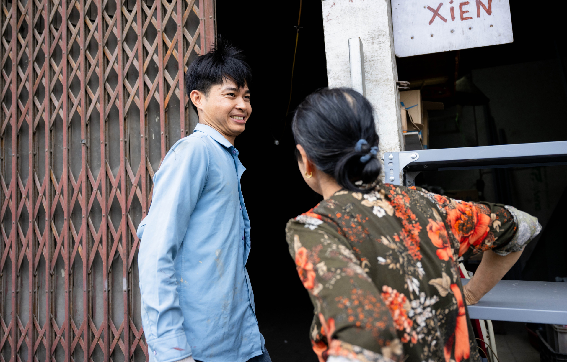 Danh tính người đàn ông phá mái tôn cứu người trong đám cháy rồi âm thầm rời đi: “Ông trời có mắt hết. Mình giúp được gì thì giúp thôi”