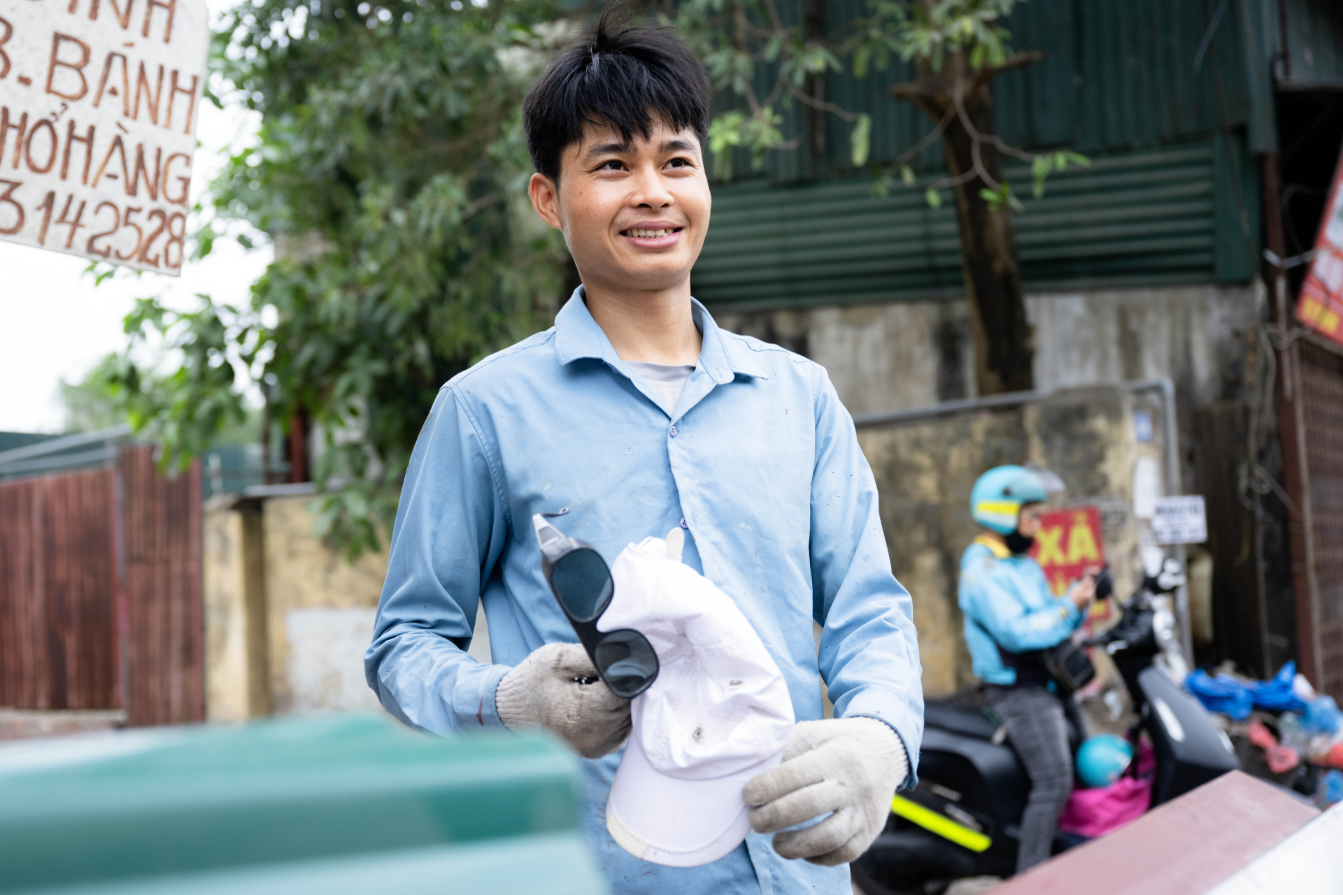 Danh tính người đàn ông phá mái tôn cứu người trong đám cháy rồi âm thầm rời đi: “Ông trời có mắt hết. Mình giúp được gì thì giúp thôi”
