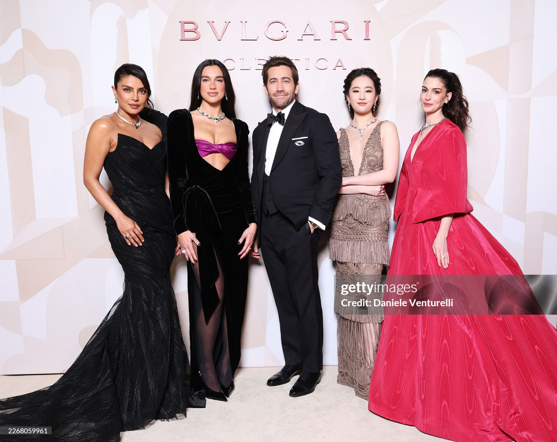 Trong bức ảnh khác, tài tử Jake Gyllenhaal là quý ông duy nhất kiêm center. Ảnh: Getty Images