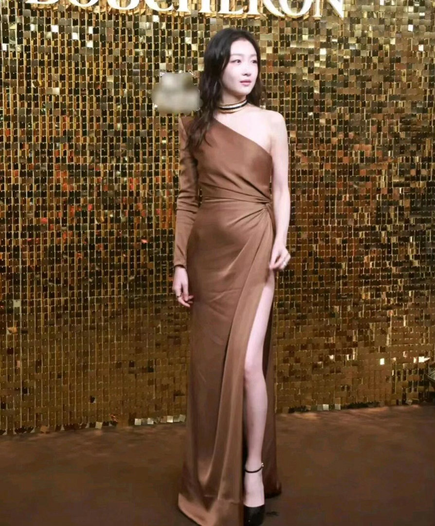 Sau đó không lâu, nữ diễn viên tiếp tục gây xôn xao khi xuất hiện với vòng 2 lùm xùm trong 1 sự kiện. Ảnh: 163