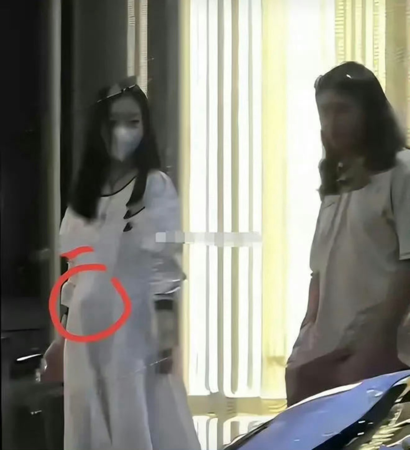 Châu Đông Vũ đeo khẩu trang kín mít và diện chiếc váy liền thân màu trắng trong màn lộ diện hồi năm 2023. Cô đi giày bệt, lộ ra phần bụng nhô lên rõ rệt. Đặc biệt, ký giả tờ 163 nhận xét, dáng đi của Châu Đông Vũ giống với 1 bà bầu. Ảnh: 163