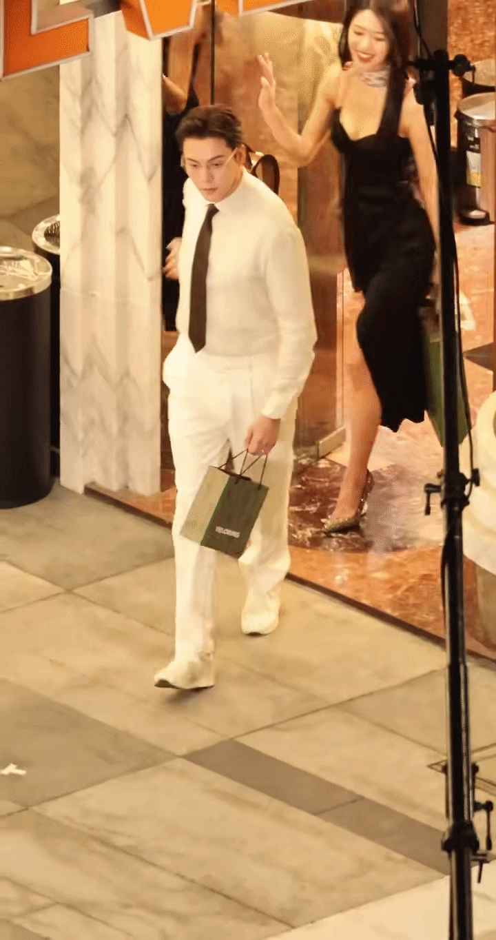 Nhiều cộng đồng mạng cứ ngỡ đây là một cảnh trong phim vì Hướng Hàm Chi ngã quá mượt.