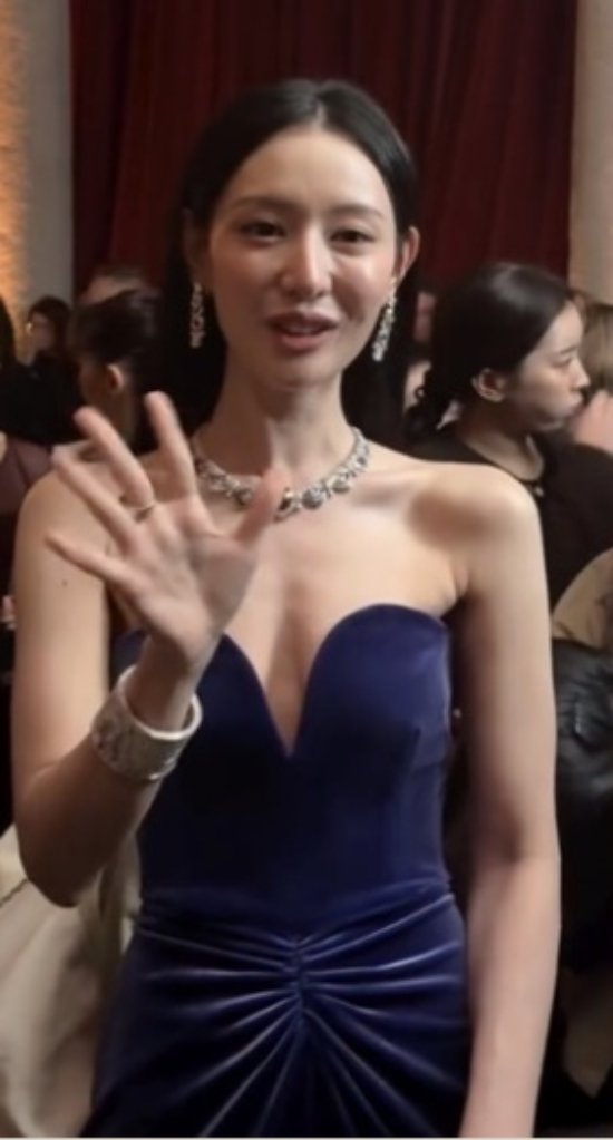 Cô lộ rõ xương ngực, phần xương quai xanh nhô cao cùng gương mặt hốc hác, thiếu sức sống. Ảnh: Nate