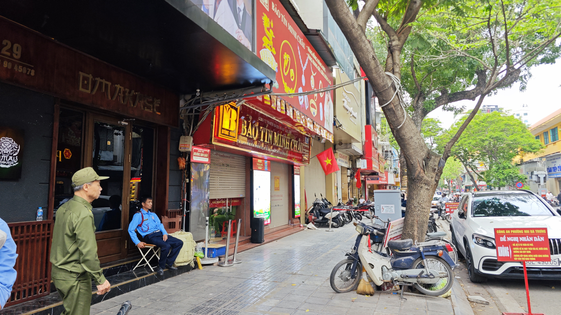 Cận cảnh cửa hàng Bảo Tín Minh Châu vào lúc này: Nhiều cảnh sát xuất hiện, hàng loạt thùng carton được thu giữ